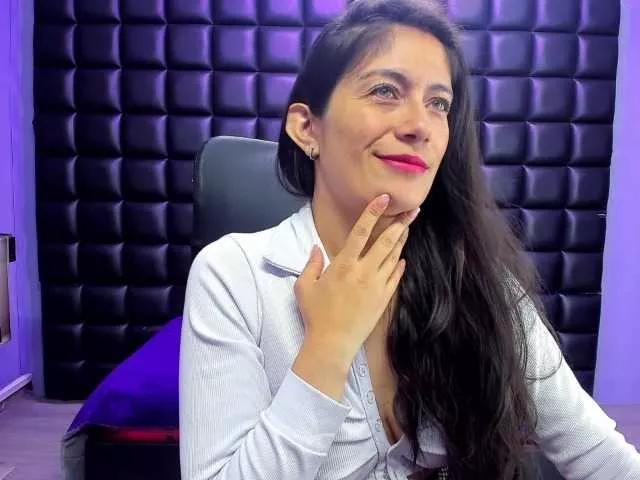sara-squirtt from BongaCams