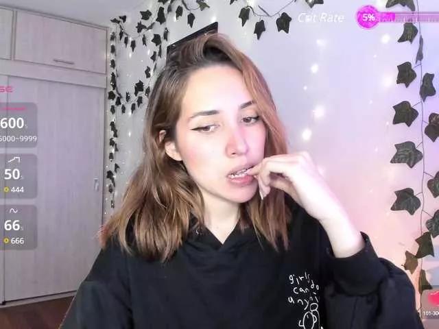 Discover our girls online shows and discover the company of countless livestreamers, with stunning shapes, sex toys and more.