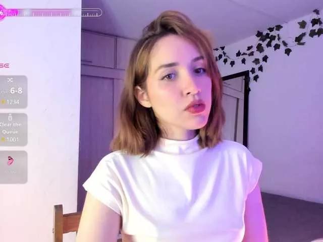 Discover our girls online shows and discover the company of countless livestreamers, with stunning shapes, sex toys and more.