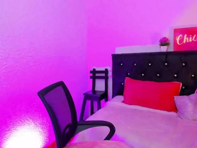 Discover our girls online shows and discover the company of countless livestreamers, with stunning shapes, sex toys and more.