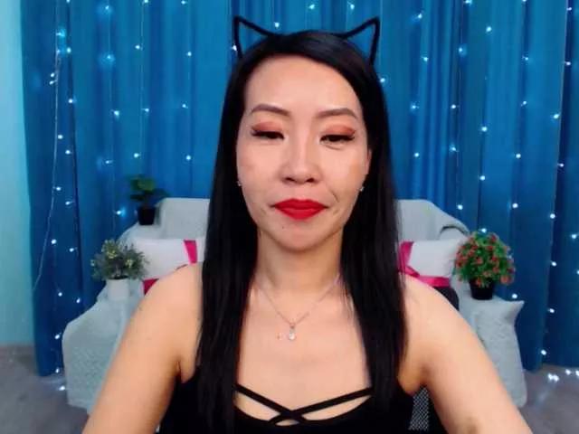 Discover our girls online shows and discover the company of countless livestreamers, with stunning shapes, sex toys and more.