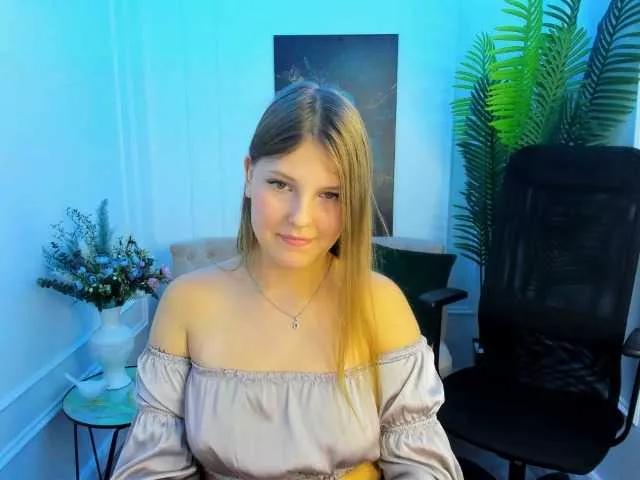 Discover our girls online shows and discover the company of countless livestreamers, with stunning shapes, sex toys and more.