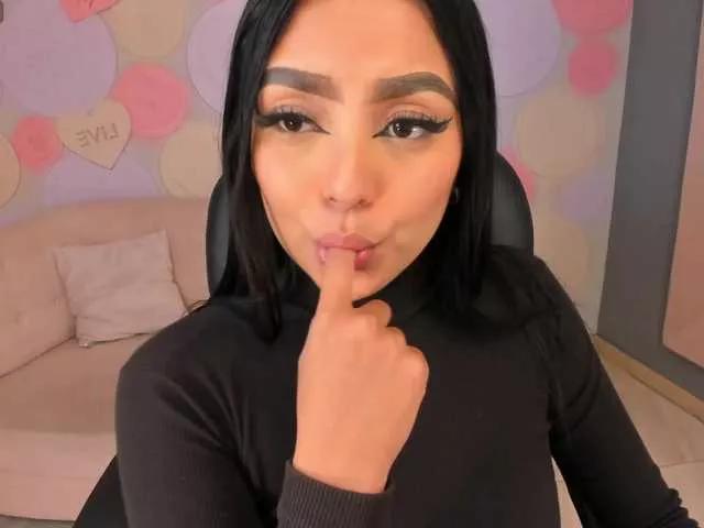 sarawinstone from BongaCams