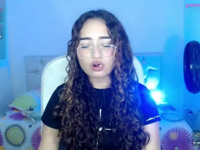 Discover our girls online shows and discover the company of countless livestreamers, with stunning shapes, sex toys and more.