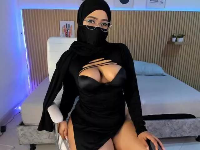 Discover our girls online shows and discover the company of countless livestreamers, with stunning shapes, sex toys and more.