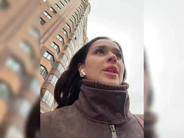 Discover our girls online shows and discover the company of countless livestreamers, with stunning shapes, sex toys and more.