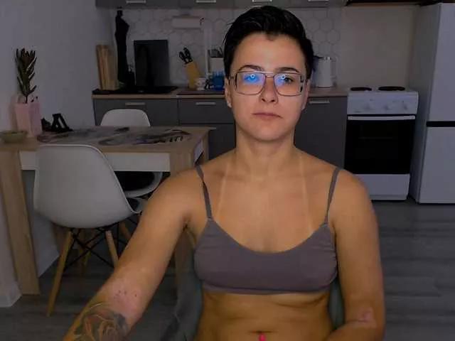 Discover our girls online shows and discover the company of countless livestreamers, with stunning shapes, sex toys and more.