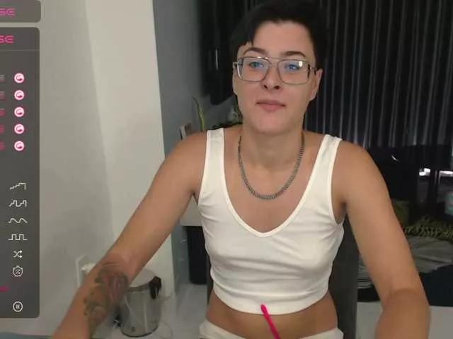 Discover our girls online shows and discover the company of countless livestreamers, with stunning shapes, sex toys and more.