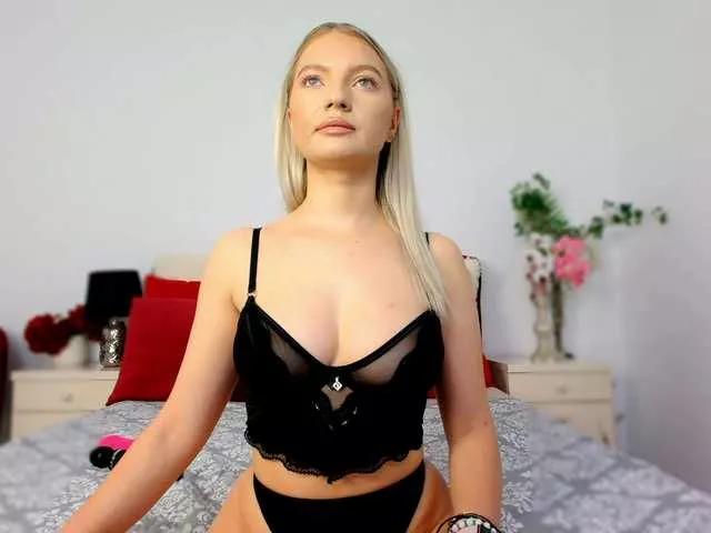 Discover our girls online shows and discover the company of countless livestreamers, with stunning shapes, sex toys and more.