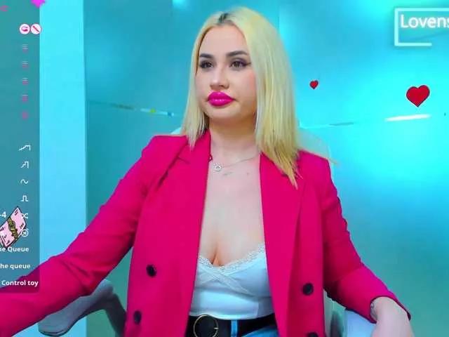Discover our girls online shows and discover the company of countless livestreamers, with stunning shapes, sex toys and more.