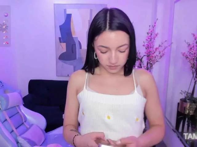 Discover our girls online shows and discover the company of countless livestreamers, with stunning shapes, sex toys and more.