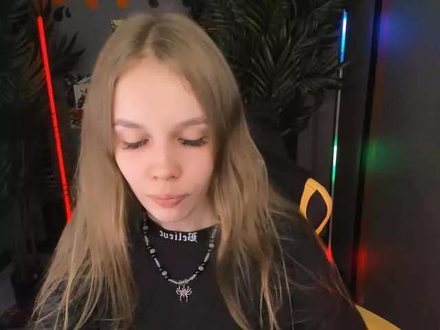 Discover our girls online shows and discover the company of countless livestreamers, with stunning shapes, sex toys and more.