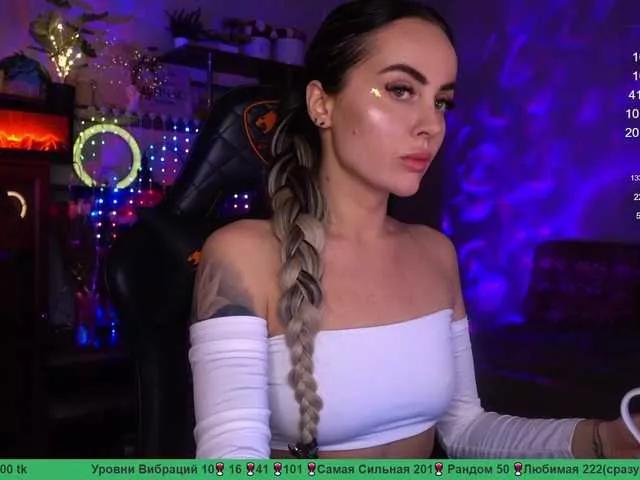 Discover our girls online shows and discover the company of countless livestreamers, with stunning shapes, sex toys and more.