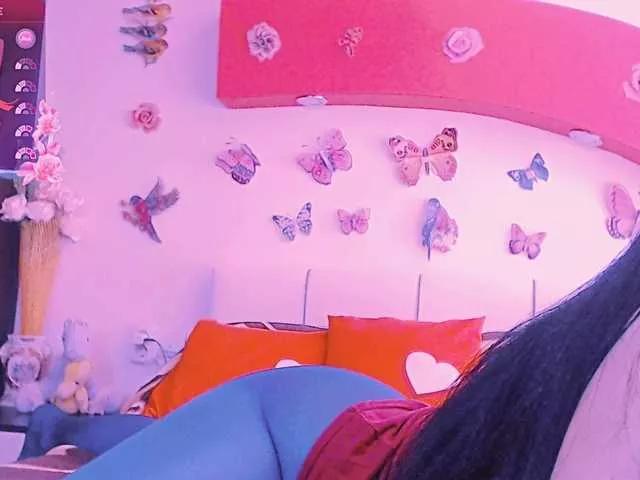 Discover our girls online shows and discover the company of countless livestreamers, with stunning shapes, sex toys and more.