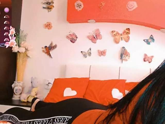 Discover our girls online shows and discover the company of countless livestreamers, with stunning shapes, sex toys and more.