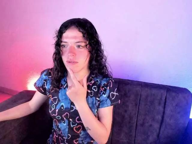 Discover our girls online shows and discover the company of countless livestreamers, with stunning shapes, sex toys and more.