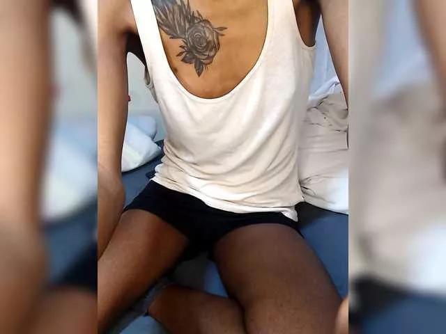Discover our girls online shows and discover the company of countless livestreamers, with stunning shapes, sex toys and more.