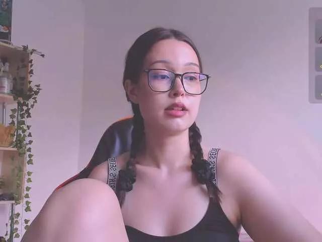 Discover our girls online shows and discover the company of countless livestreamers, with stunning shapes, sex toys and more.