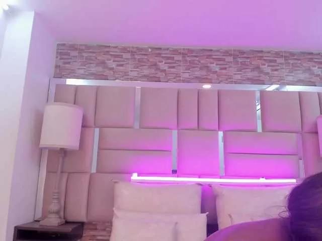 Discover our girls online shows and discover the company of countless livestreamers, with stunning shapes, sex toys and more.