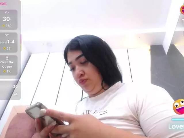 Discover our girls online shows and discover the company of countless livestreamers, with stunning shapes, sex toys and more.