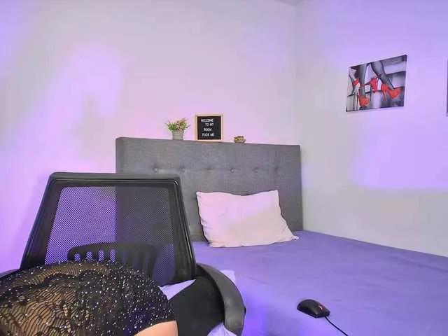 Discover our girls online shows and discover the company of countless livestreamers, with stunning shapes, sex toys and more.