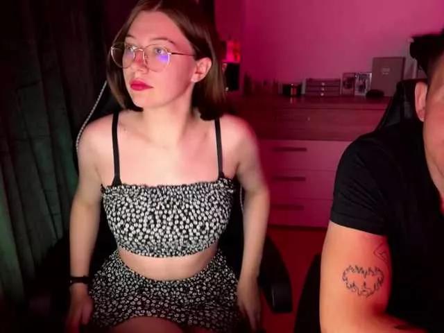 Discover our girls online shows and discover the company of countless livestreamers, with stunning shapes, sex toys and more.