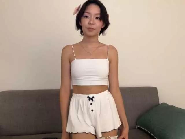 Discover our girls online shows and discover the company of countless livestreamers, with stunning shapes, sex toys and more.