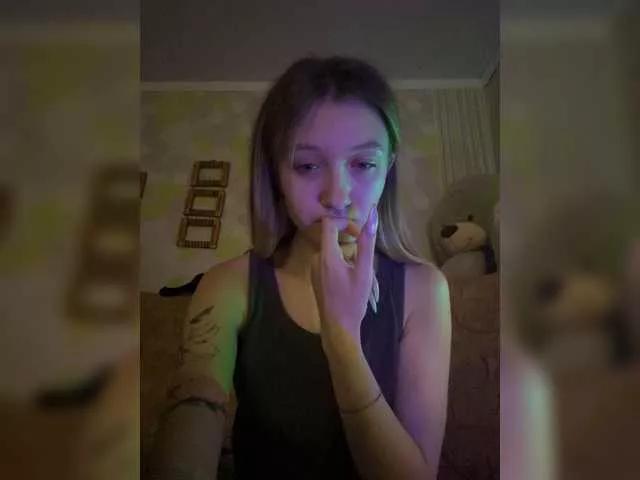 Discover our girls online shows and discover the company of countless livestreamers, with stunning shapes, sex toys and more.