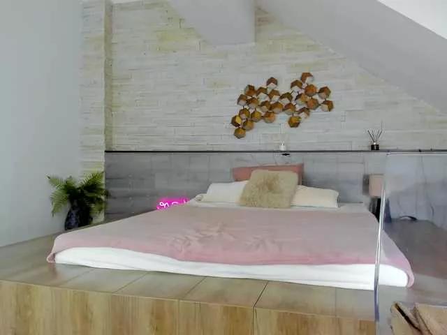 Discover our girls online shows and discover the company of countless livestreamers, with stunning shapes, sex toys and more.