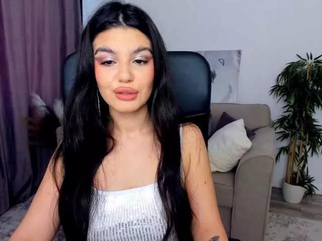 Discover our girls online shows and discover the company of countless livestreamers, with stunning shapes, sex toys and more.