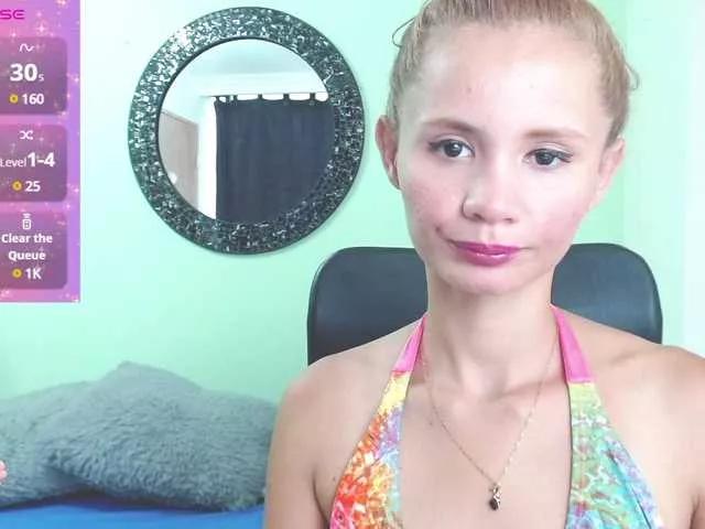 Discover our girls online shows and discover the company of countless livestreamers, with stunning shapes, sex toys and more.