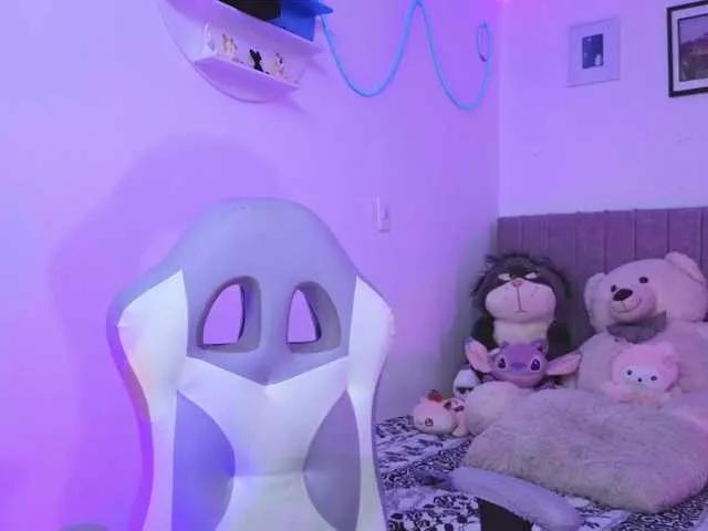 Discover our girls online shows and discover the company of countless livestreamers, with stunning shapes, sex toys and more.