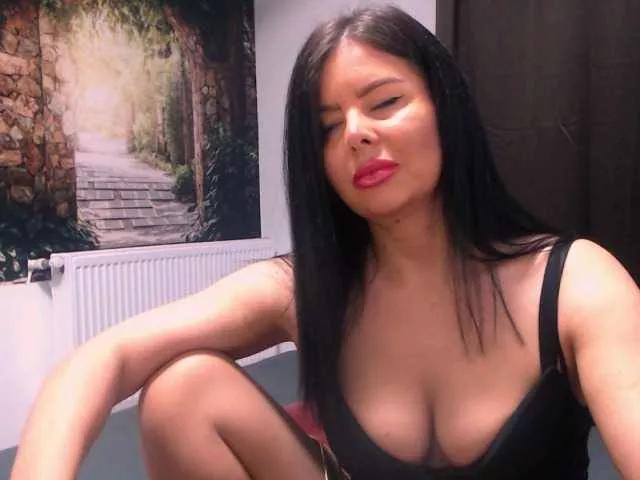 Discover our girls online shows and discover the company of countless livestreamers, with stunning shapes, sex toys and more.