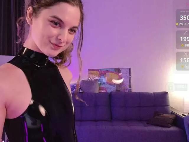 Discover our girls online shows and discover the company of countless livestreamers, with stunning shapes, sex toys and more.
