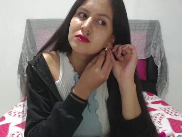 Discover our girls online shows and discover the company of countless livestreamers, with stunning shapes, sex toys and more.