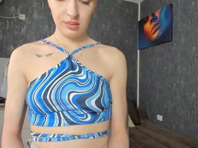 Discover our girls online shows and discover the company of countless livestreamers, with stunning shapes, sex toys and more.