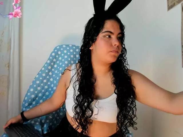 Discover our girls online shows and discover the company of countless livestreamers, with stunning shapes, sex toys and more.