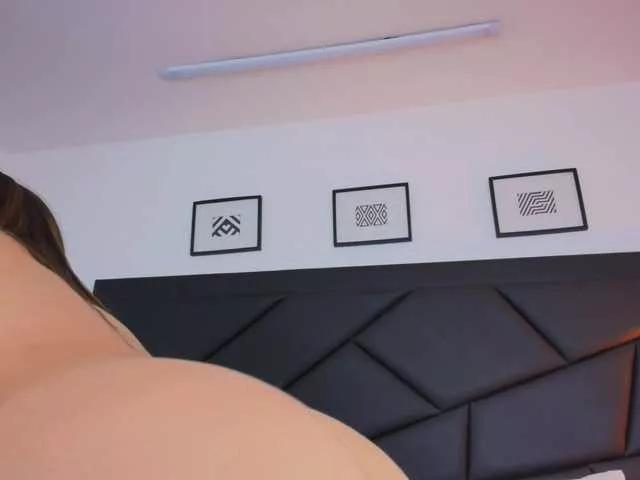 Discover our girls online shows and discover the company of countless livestreamers, with stunning shapes, sex toys and more.