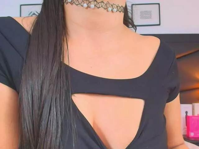 Discover our girls online shows and discover the company of countless livestreamers, with stunning shapes, sex toys and more.