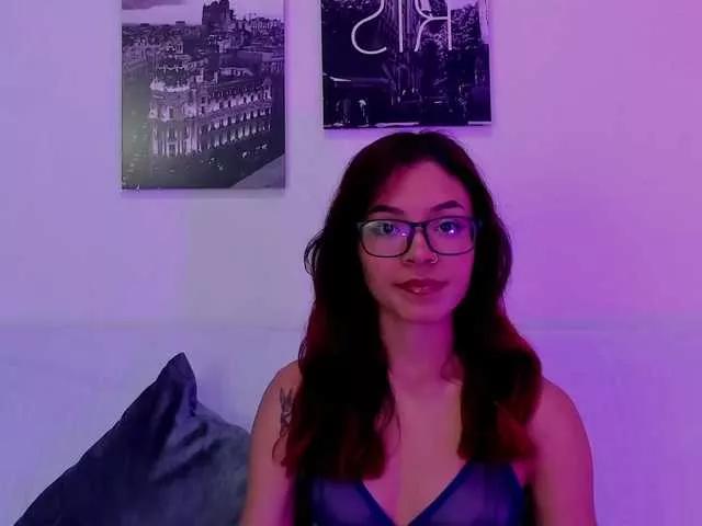 Discover our girls online shows and discover the company of countless livestreamers, with stunning shapes, sex toys and more.