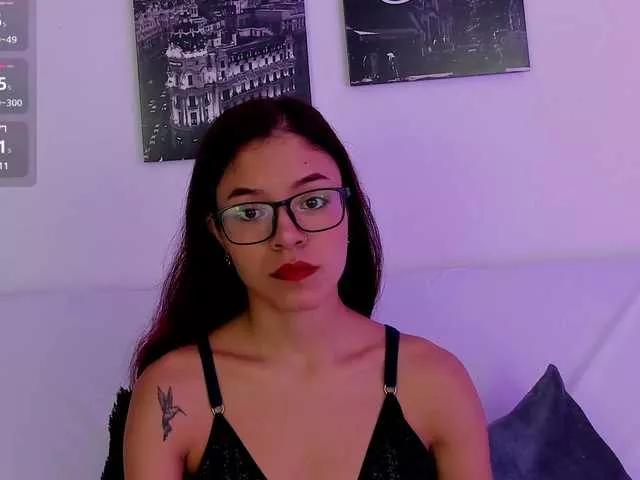Discover our girls online shows and discover the company of countless livestreamers, with stunning shapes, sex toys and more.