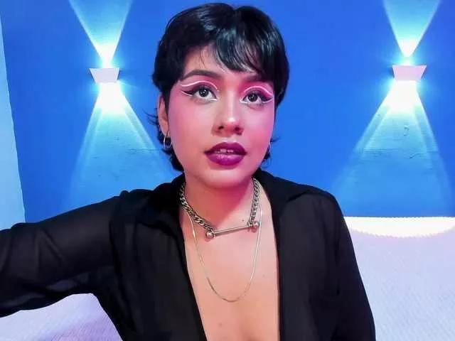 Discover our girls online shows and discover the company of countless livestreamers, with stunning shapes, sex toys and more.