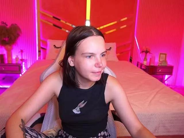 Discover our girls online shows and discover the company of countless livestreamers, with stunning shapes, sex toys and more.