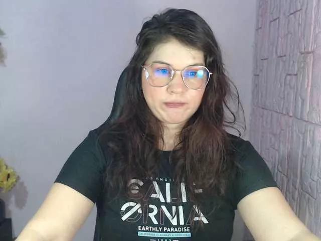 Discover our girls online shows and discover the company of countless livestreamers, with stunning shapes, sex toys and more.