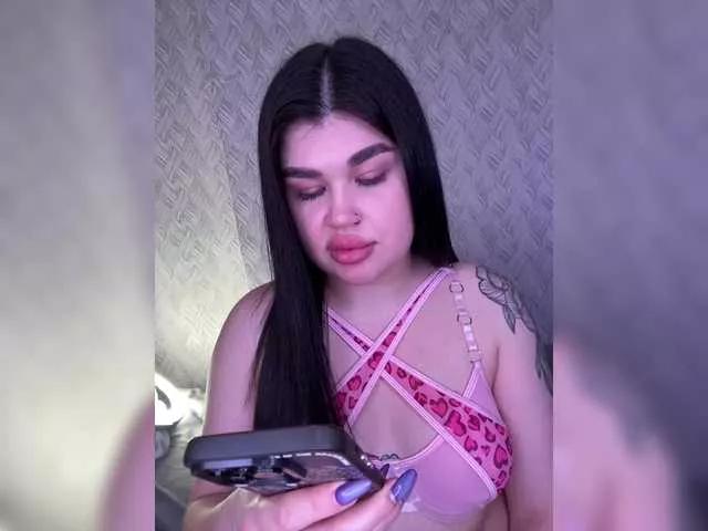 Discover our girls online shows and discover the company of countless livestreamers, with stunning shapes, sex toys and more.