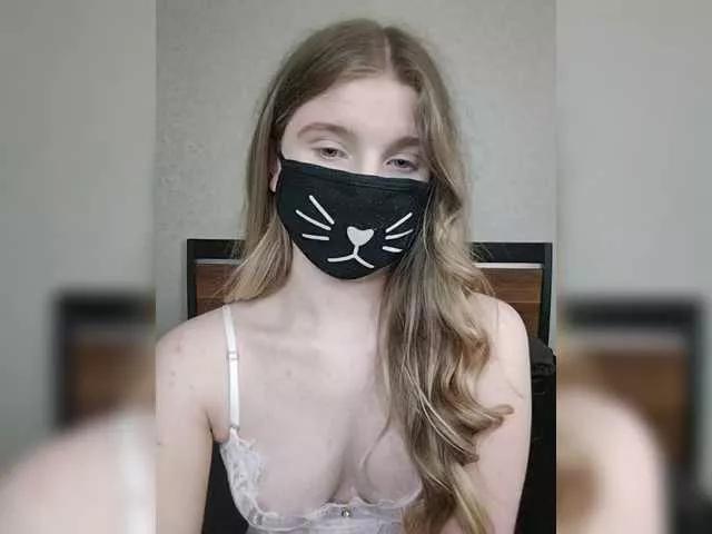 Discover our girls online shows and discover the company of countless livestreamers, with stunning shapes, sex toys and more.