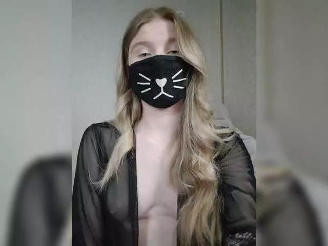 Discover our girls online shows and discover the company of countless livestreamers, with stunning shapes, sex toys and more.