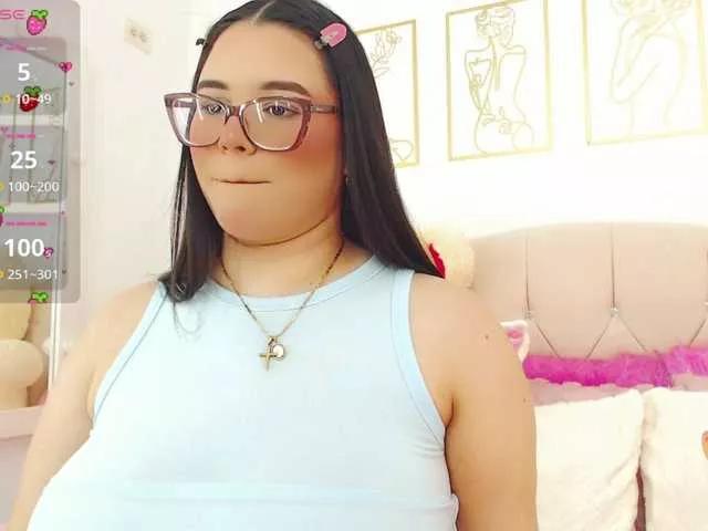 Discover our girls online shows and discover the company of countless livestreamers, with stunning shapes, sex toys and more.