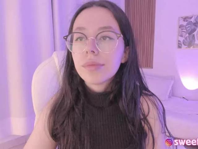 Discover our girls online shows and discover the company of countless livestreamers, with stunning shapes, sex toys and more.