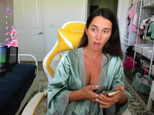 Discover our girls online shows and discover the company of countless livestreamers, with stunning shapes, sex toys and more.